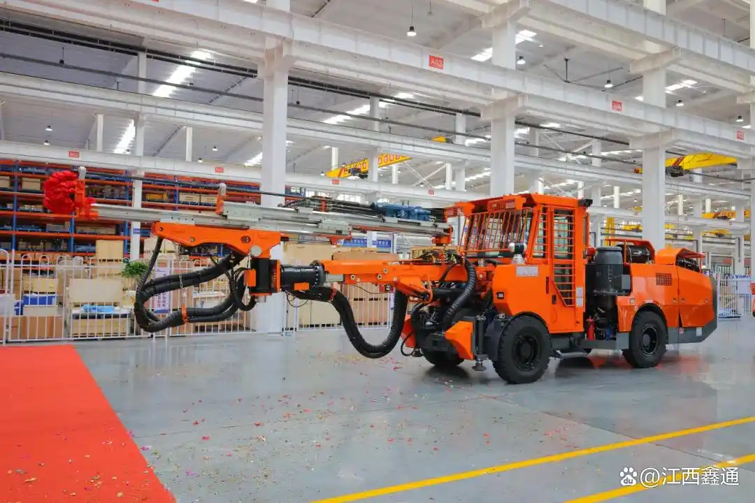 江西矿业展|算力赋能矿山开采！江西鑫通新一代单臂全电脑凿岩台车耀世下线！